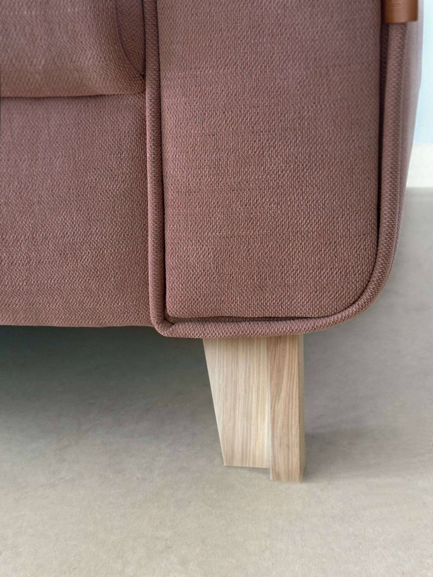 Sofa trzyosobowa mocha mousse + jasny dąb | OUTLET